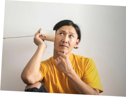 Man met een beker over zijn oor