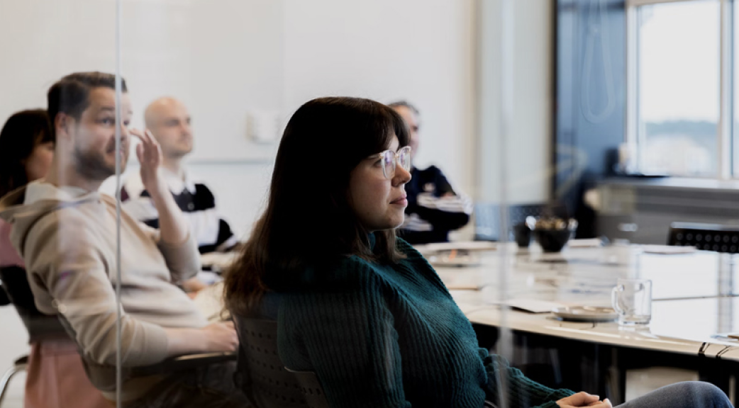 Groep mensen in een vergadering
